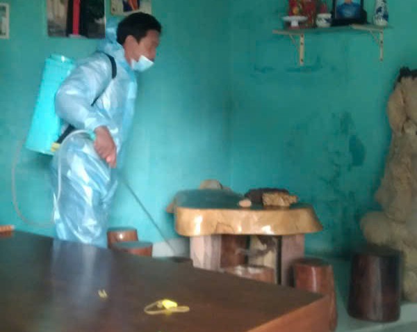 Cong tac ve sinh moi truong, dam bao suc khoe cho nguoi dan vung thien tai duoc tien hanh khan truong. Anh: Bao Lam