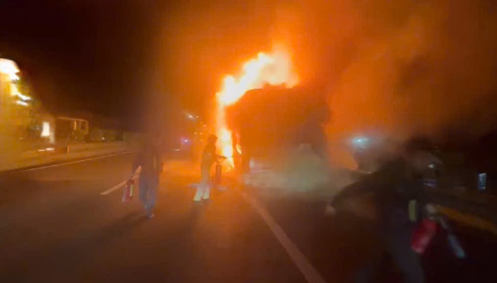 Scene of the passenger bus fire on the Ho Chi Minh City - Trung Luong Expressway. Photo: Provided by the police