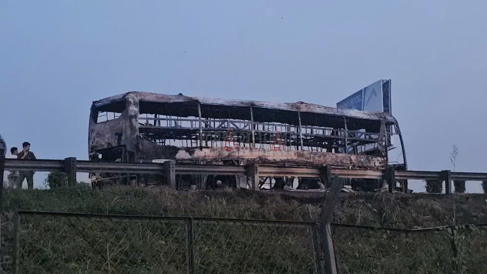 Hien truong vu xe khach chay rui tren cao toc TPHCM - Trung Luong. Anh: Cong an cung cap