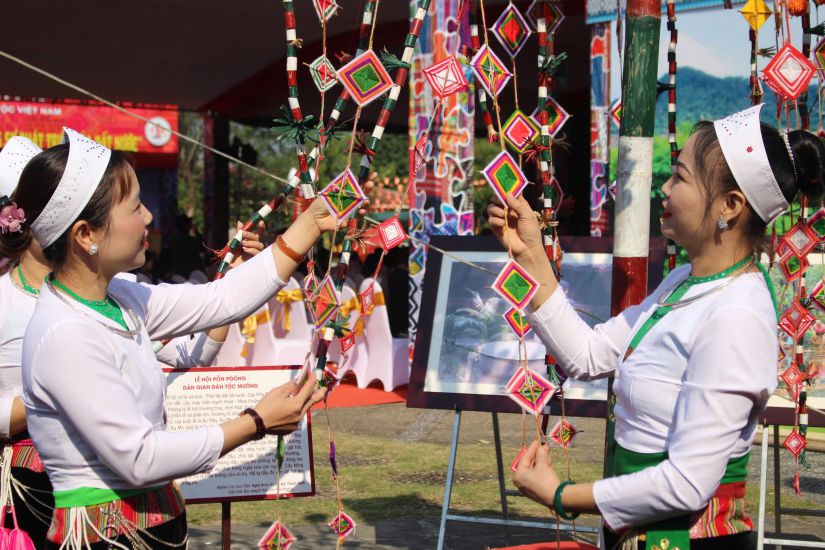 축제 날의 Muong 문화. 사진: Le Tuyen