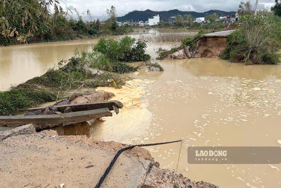 De Luat Le (xa Tuy Phuoc, tinh Gia Lai) bi lu pha vo khoang 30m, gay chia cat giao thong. Anh: Hoai Phuong.