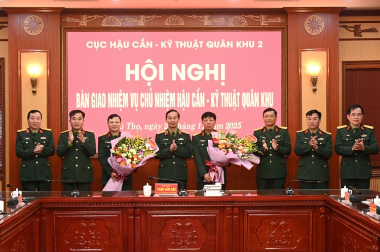 Major General Tran Van Bac - Commander of Military Region 3 signed a confirmation of the handover minutes and presented flowers to congratulate Colonel Nguyen Anh Ngoc and Colonel Dang Xuan Thanh. Photo: Manh Hoang/Military Region 2