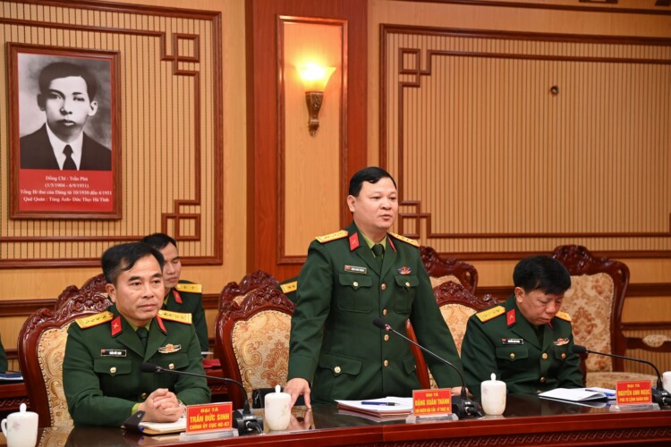 Dai ta quan doi Dang Xuan Thanh - Chu nhiem Hau can – Ky thuat Quan khu phat bieu tai hoi nghi. Anh: Manh Hoang/Quan khu 2