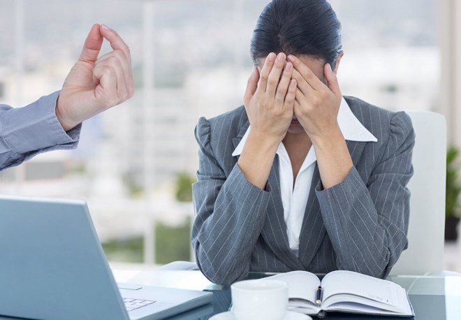 Know how to limit words and keep a safe distance from Vice in the office. Photo: Thuy Duong