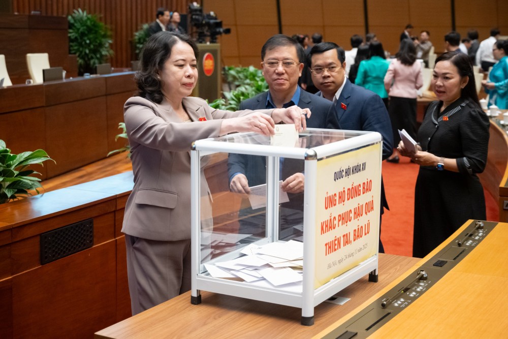 Pho Chu tich nuoc Vo Thi Anh Xuan va cac dai bieu ung ho dong bao bi thiet hai do mua lu. Anh: Pham Thang