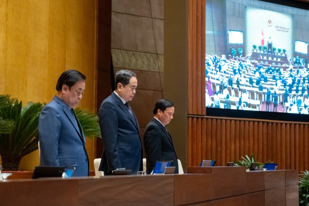 National Assembly Chairman Tran Thanh Man and Vice Chairmen of the National Assembly observed a state of mourning to commemorate the victims who died due to floods. Photo: Pham Thang