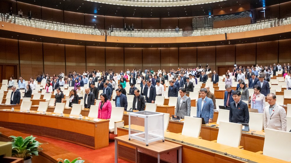 Quoc hoi mac niem tuong nho cac nan nhan bi thiet mang do bao lu gay ra. Anh: Pham Thang