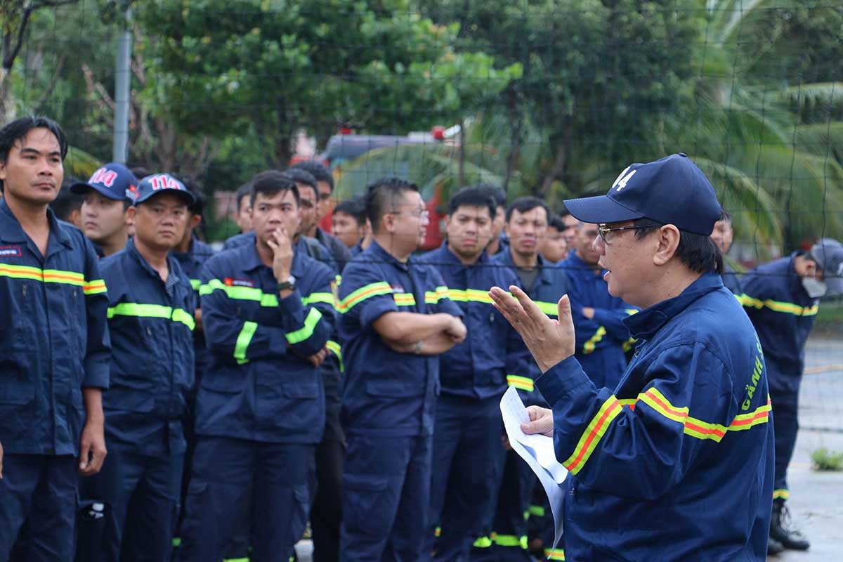 Ho Chi Minh City dispatched hundreds of soldiers to support 18 communes and wards in flooded areas, Dak Lak province. Photo: Provided by the police