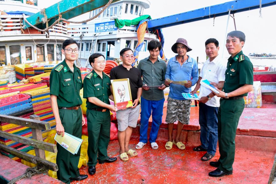 Can Tho City Border Guard organizes propaganda to prevent and combat IUU fishing. Photo: Van Long