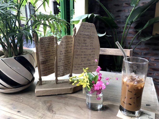 Prioritize black coffee with less sugar to reduce more severe fatty liver condition. Photo: Thuy Linh