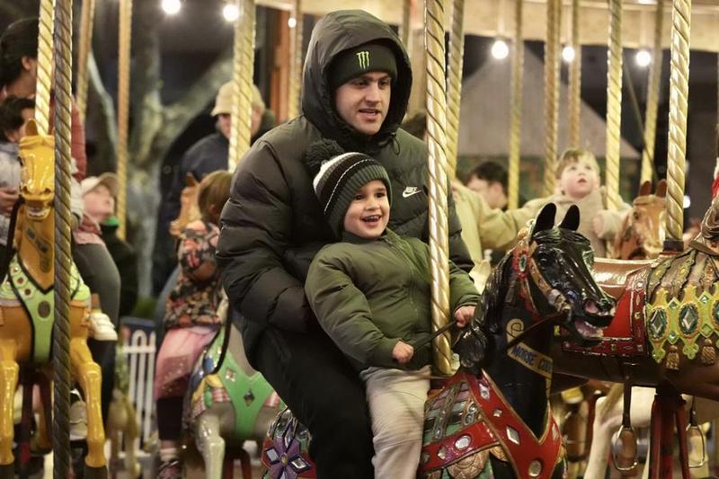 Heat-proofing jackets are an indispensable outfit in winter when the cold air is about to strengthen. Photo: Xinhua.