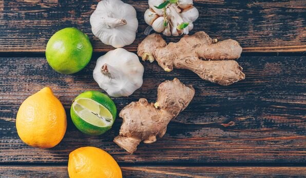ニンニクと生姜は、脂質異常症のコントロールをサポートするのに役立ちます。写真:トゥイ・ズオン