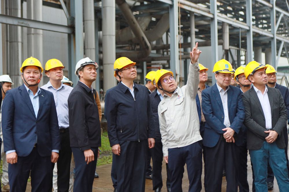 Chu tich HDTV Petrovietnam Le Manh Hung (hang dau, thu ba tu trai qua) kiem tra cong tac bao duong Nha may Ethanol Dung Quat.