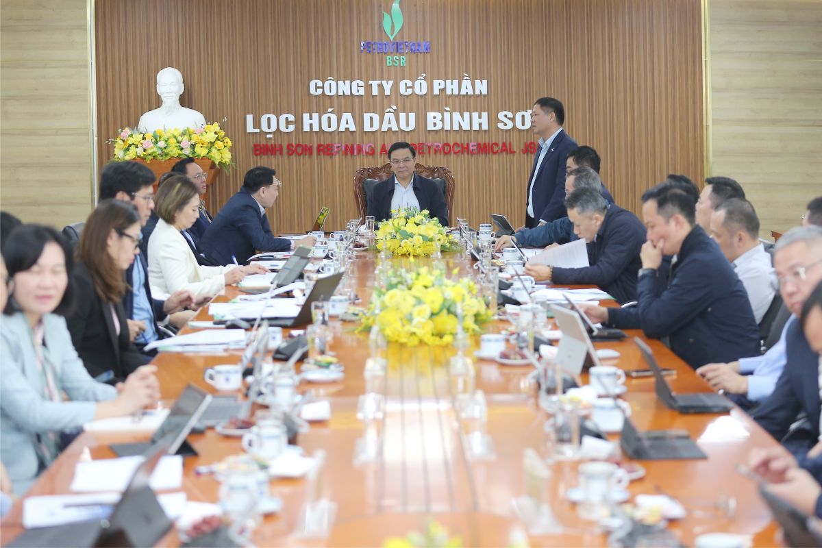 Chu tich HDQT BSR Bui Ngoc Duong bao cao tai buoi lam viec