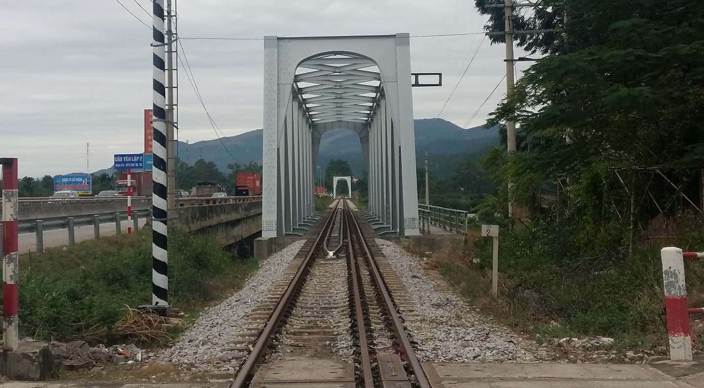 A section of the Yen Vien - Pha Lai - Ha Long railway line in Dai Yen area, Tuan Chau ward, Quang Ninh province. Photo: Nguyen Hung