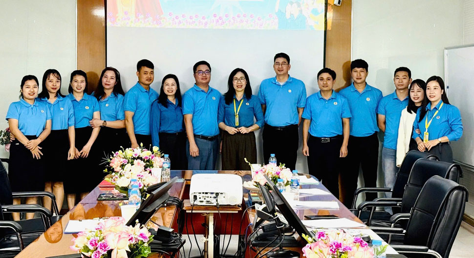 Ba Banh Hai Ninh - UV BCH Tong LDLD Viet Nam, pho truong ban cong doan khu cong nghiep tinh Phu Tho, phu trach khu vuc Vinh Phuc chup anh luu niem cung BCH. Anh: An Vi