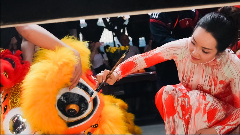 Giam doc san xuat Mai Thu Huyen lam le Diem nhan - Khai quang cho “Dau Bu”. Anh: NSX