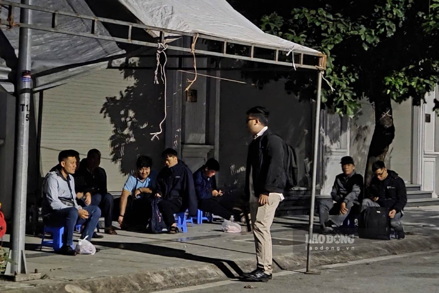 Nhieu nguoi dan da co mat tu toi hom truoc, tham chi mang theo do an, ghe gap de xep hang cho nop ho so mua nha o xa hoi. Anh: Nhu Ha