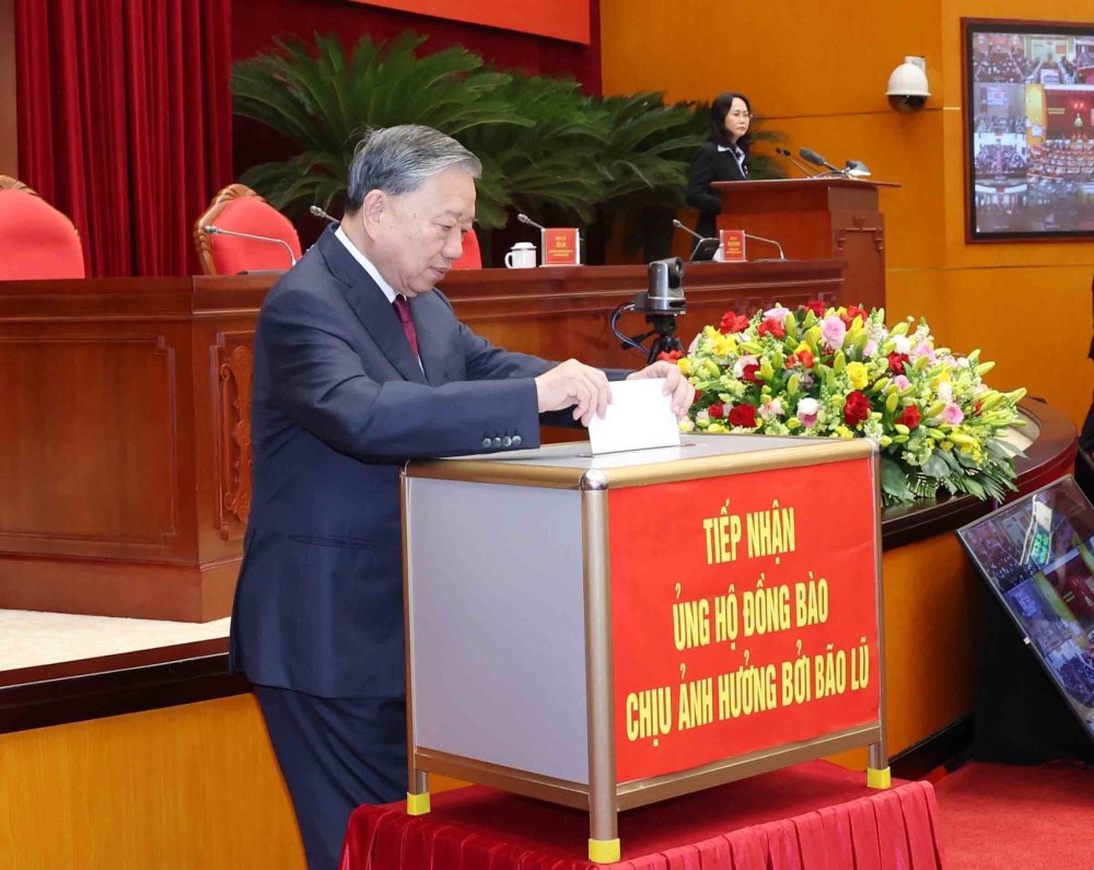 Tong Bi thu To Lam ung ho dong bao bao lu. Anh: TTXVN