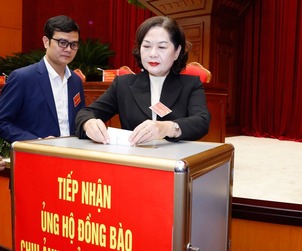 Cac dai bieu ung ho dong bao bi anh huong boi bao lu. Anh: TTXVN