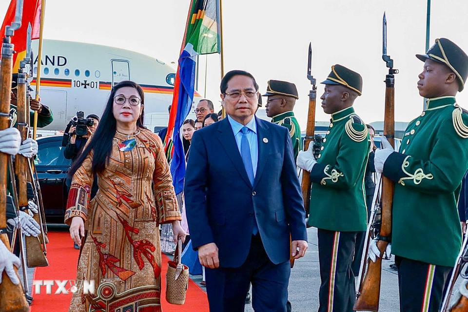 Prime Minister and Politburo member Pham Minh Chinh and his wife at the airport in Johannesburg, South Africa. Photo: VNA