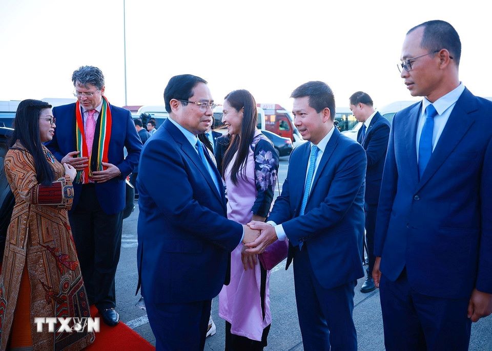 Dai dien nuoc chu nha Nam Phi, cung voi can bo, nhan vien Dai su quan Viet Nam ra san bay tien Thu tuong Chinh phu Pham Minh Chinh va Phu nhan Le Thi Bich Tran, cung Doan dai bieu Viet Nam roi Nam Phi, tro ve Ha Noi. Anh: TTXVN