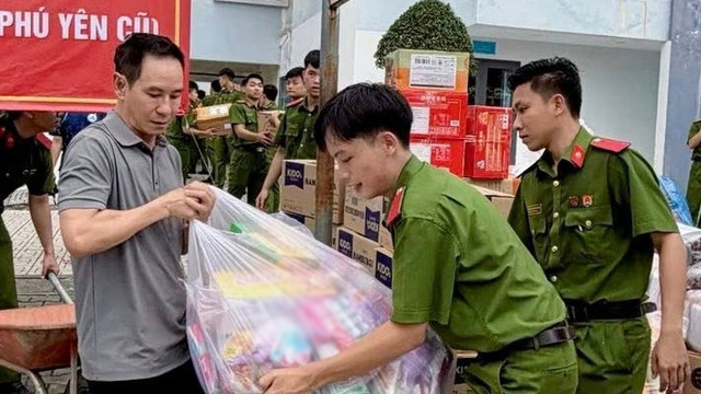 Ly Haiと洪水被災地に向かう慈善バス