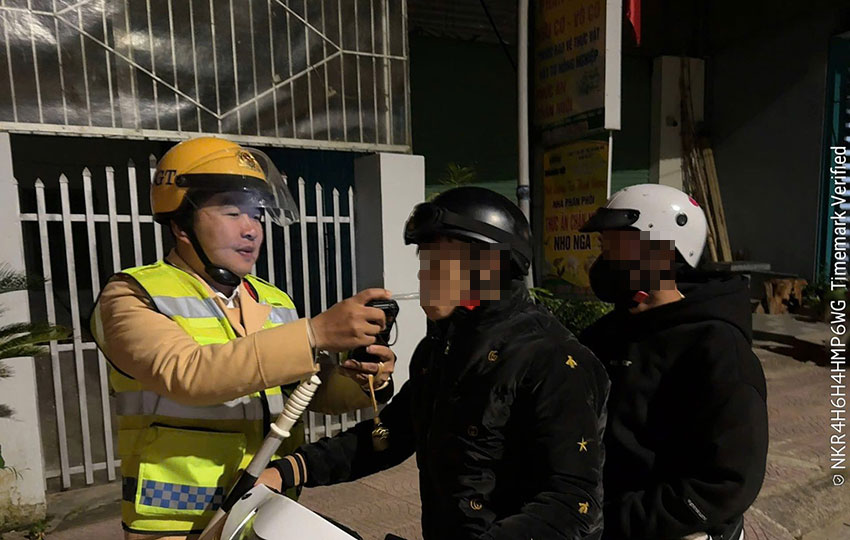 Lực lượng cảnh sát giao thông kiểm tra nồng độ cồn tại Điện Biên. Ảnh: Cục CSGT