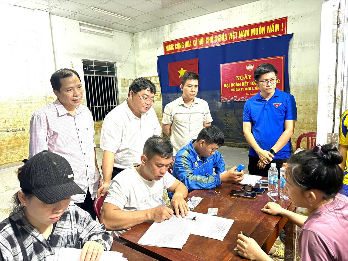 Xa Dien Dien to chuc chi ho tro cho nguoi dan thiet hai nang trong dot lu vua qua dem 24.11. Anh: Phuong Linh