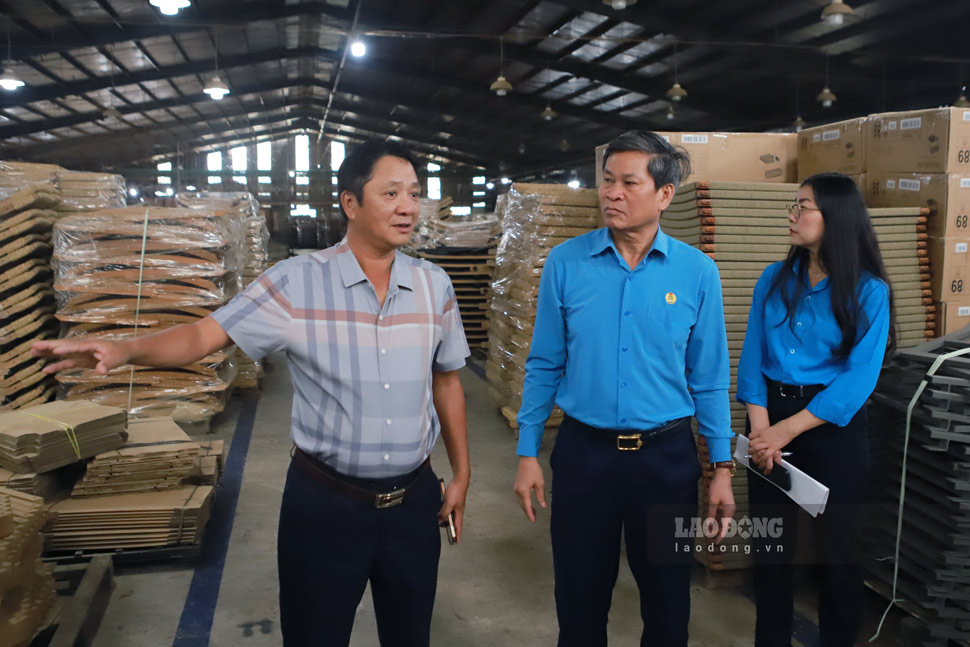 Mot so hinh anh trao ho tro tai cho DV, NLD Cong ty TNHH Duc Toan. Anh: Hoai Phuong