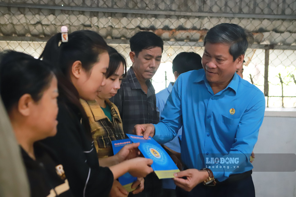 The Vietnam General Confederation of Labor and local labor federations supported more than 1.5 billion VND to help union members and workers in Gia Lai province recover soon after the flood. Photo: Hoai Phuong