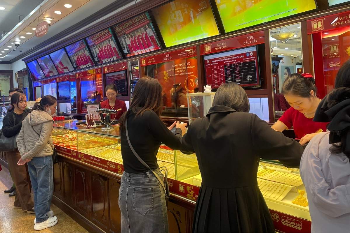 Le prix de l'or est inchangé les magasins limitent toujours le nombre de ventes. Photo : Hạ Linh