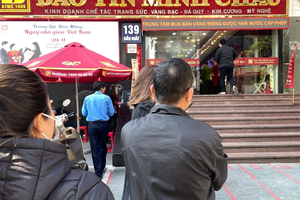 Ben ngoai sanh cho, nguoi mua xep hang khong qua dong, chi tu 1-2 hang cho. Anh: Ha Linh 