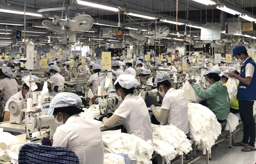 Cong nhan lam viec trong xuong may. Anh: Duy Tuan