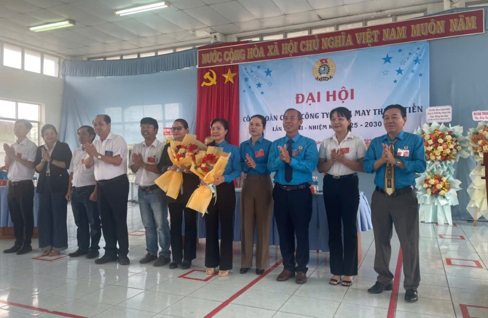 Ong Nguyen Phu Hoang - Chu tich Lien doan Lao dong tinh Lam Dong chuc mung Ban Chap hanh Cong doan co so. Anh: Duy Tuan