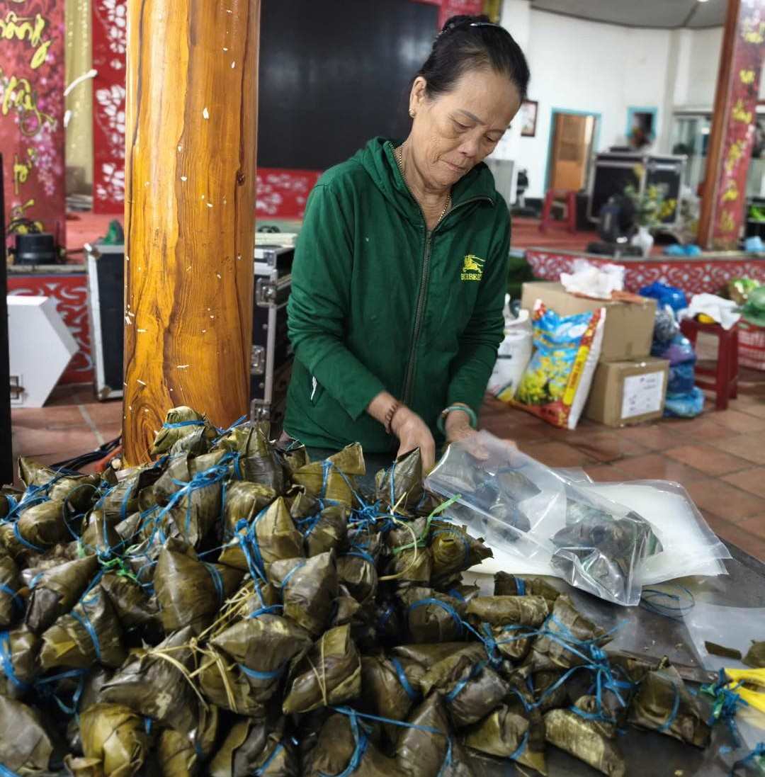La gente en la comuna de Tra My Da Nang empaqueta pasteles para enviarlos a la gente de las zonas inundadas del centro-sur. Foto: Nguyen Thu