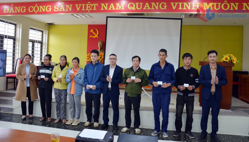 Quang Ninh省Ba Che村の困難な状況にある人々に医療保険証を贈呈。写真:Duong Truong