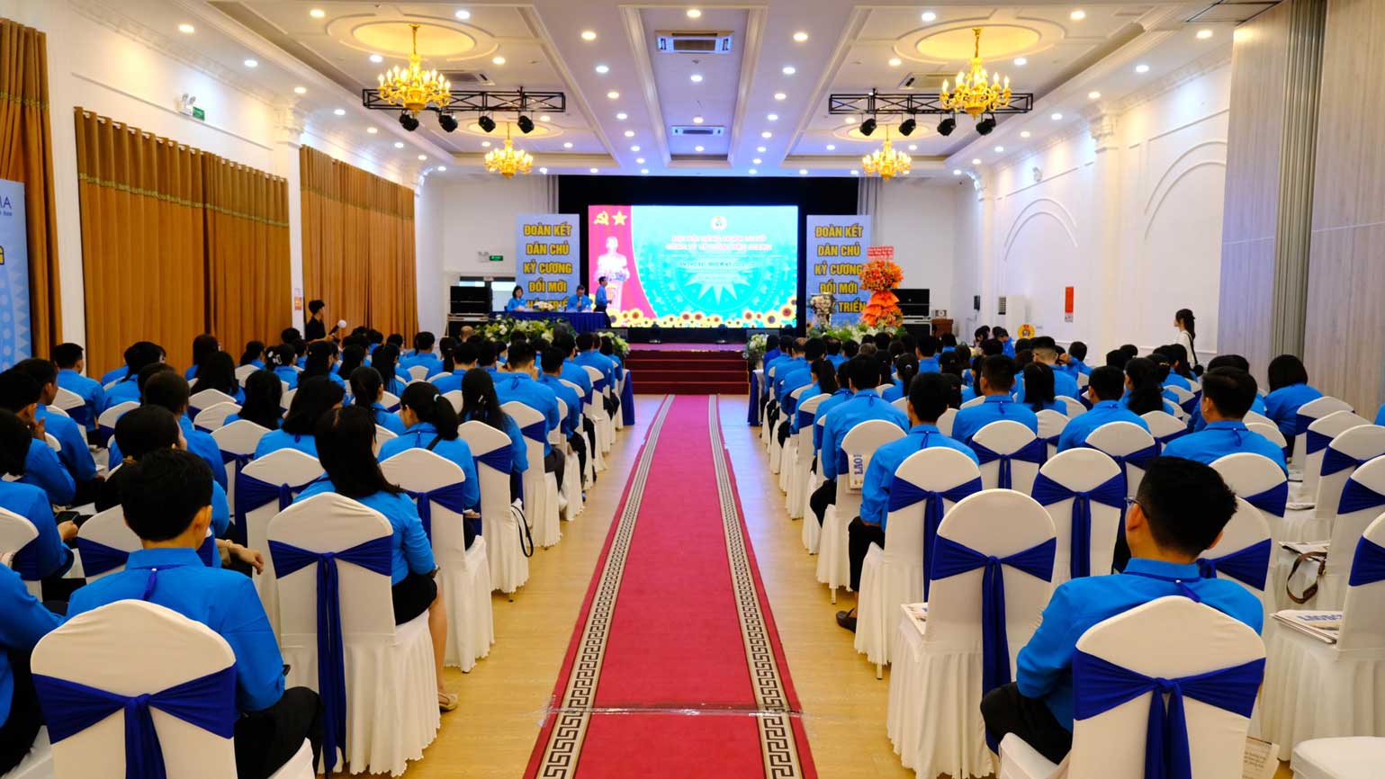 Quang canh dai hoi. Anh: My Ly