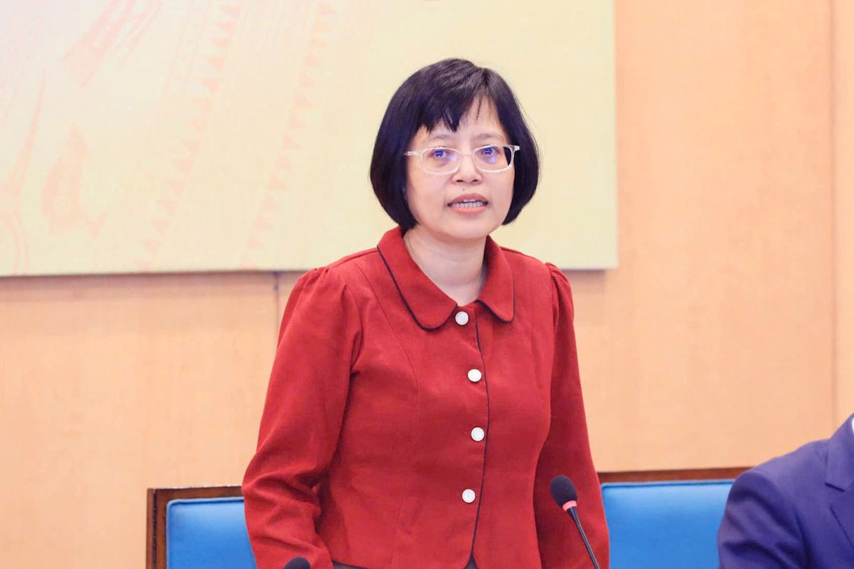 La Jefa del Departamento de Economia - Presupuesto del Consejo Popular de la ciudad de Hanoi Ho Van Nga responde a las preguntas en la conferencia. Foto: Quang Thai