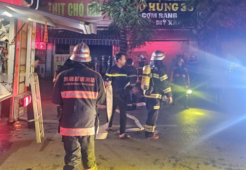 11月24日未明、Thanh Liet phuongでの火災現場。写真:Tien Dung