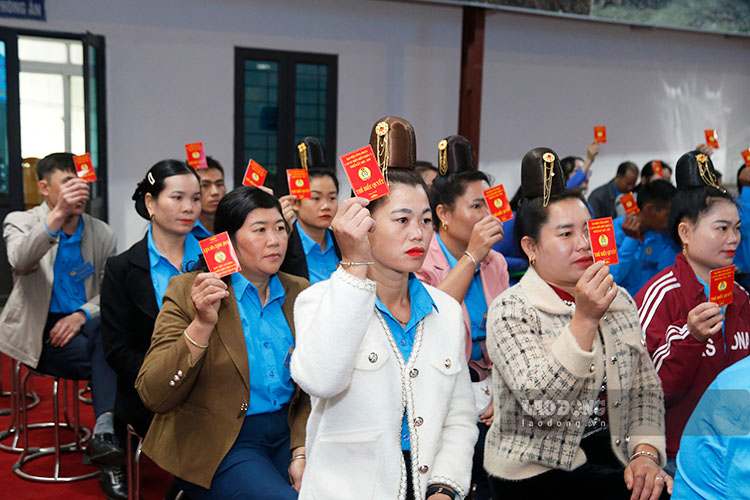 代表者らは議会の目標と決議を承認するために投票した。写真: クアン・ダット