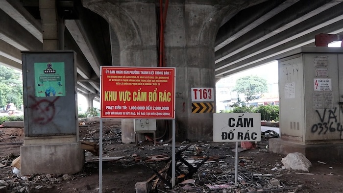 UBND phuong Thanh Liet da cam bien cam do rac kem theo canh bao ve muc phat tien. Anh: My Linh