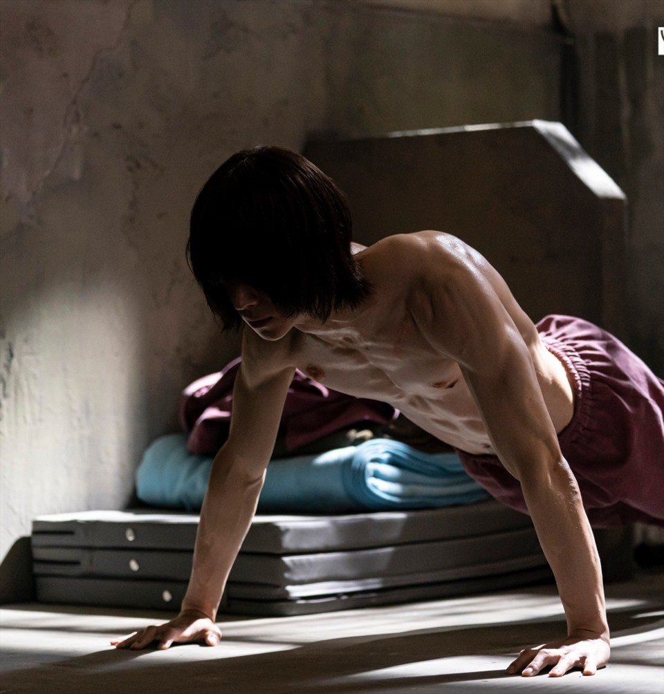 Lee Je Hoon khoe hinh the co bap trong “Taxi Driver 2“. Anh: Nha san xuat.