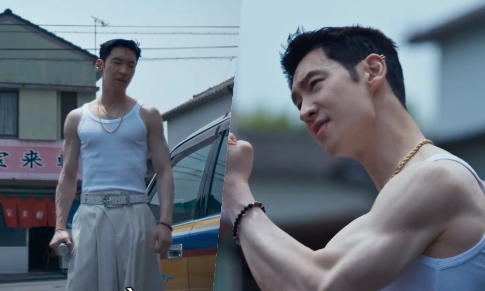 Lee Je Hoon caused a stir when showing off his muscular body. Photo: Cut from video.