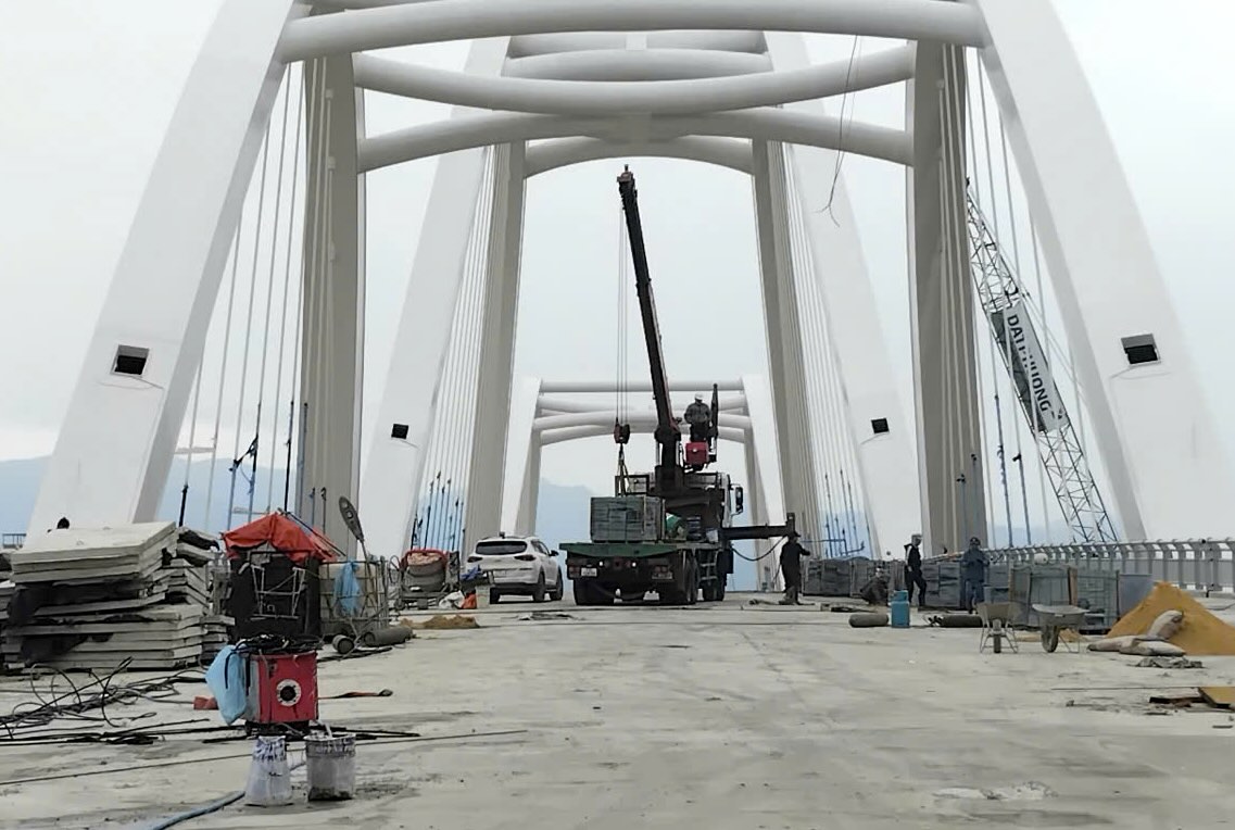 Cong nhan thi cong tren cau Nhat Le 3. Anh: Cong Sang