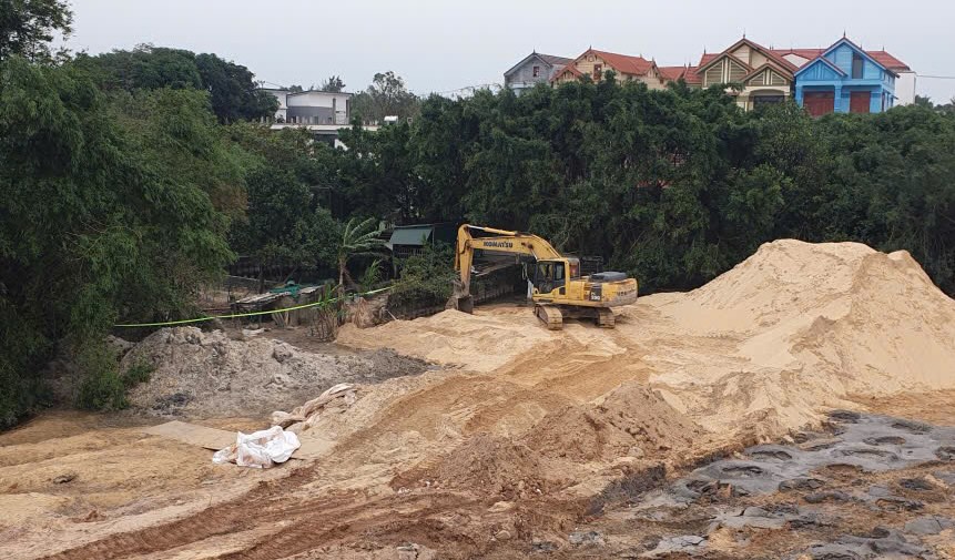 May moc thi cong tai duong 2 dau cau. Anh: Cong Sang