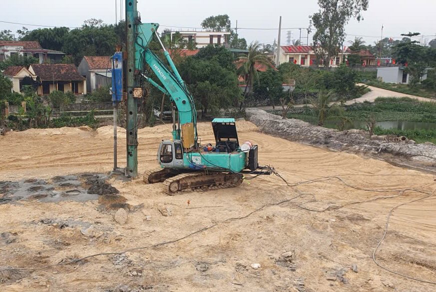 Many difficulties are due to site clearance problems at the Nhat Le 3 bridge project and the road at both ends of the bridge. Photo: Cong Sang