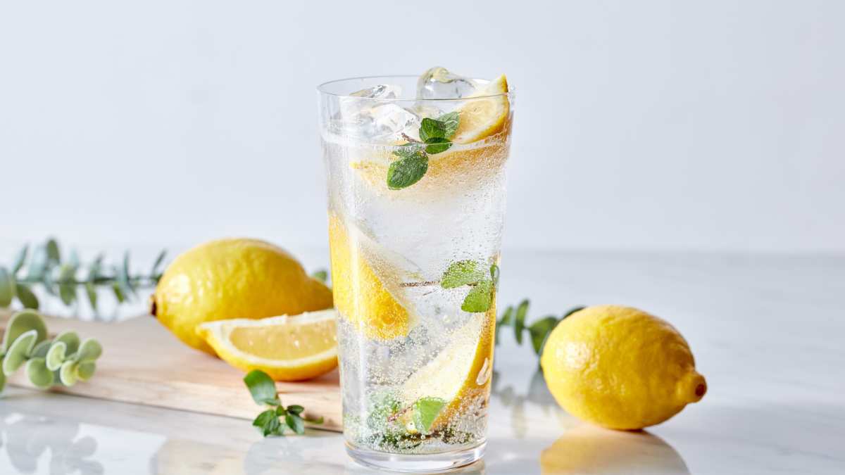 Nuoc chanh ho tro gan khoe manh khi ket hop che do an giau chat chong oxy hoa. Anh: Canva