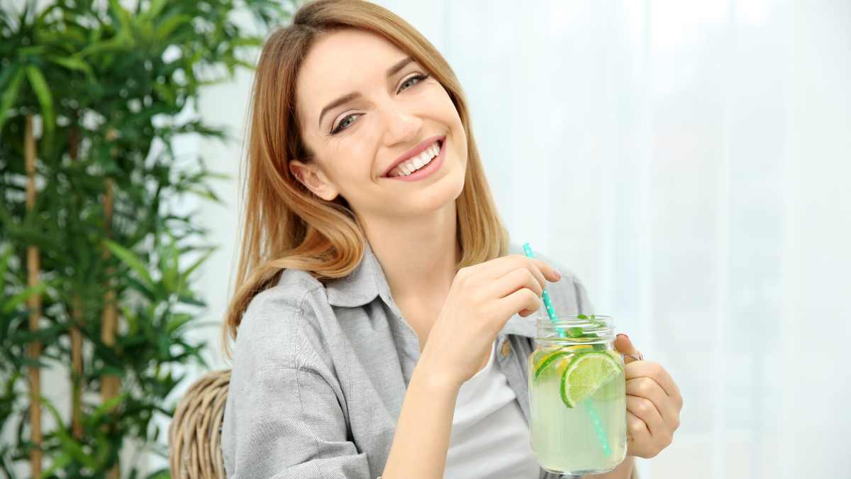 Co nen uong nuoc chanh de giai doc gan? Huong dan uong dung va an toan. Anh: Canva