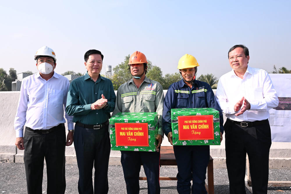 Pho Thu tuong Chinh phu Mai Van Chinh (thu 2 tu trai qua) tang qua dong vien tinh than cac don vi thi cong. Anh: Kien Dinh